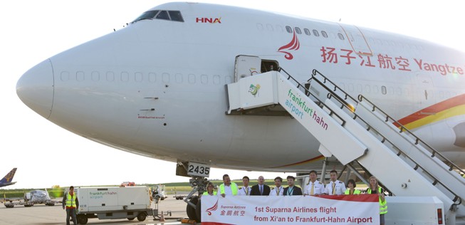 Frankfurt-Hahn: Auf dem Plakat steht Suparna Airlines, auf dem Flugzeug noch Yangtze River Express Airways.