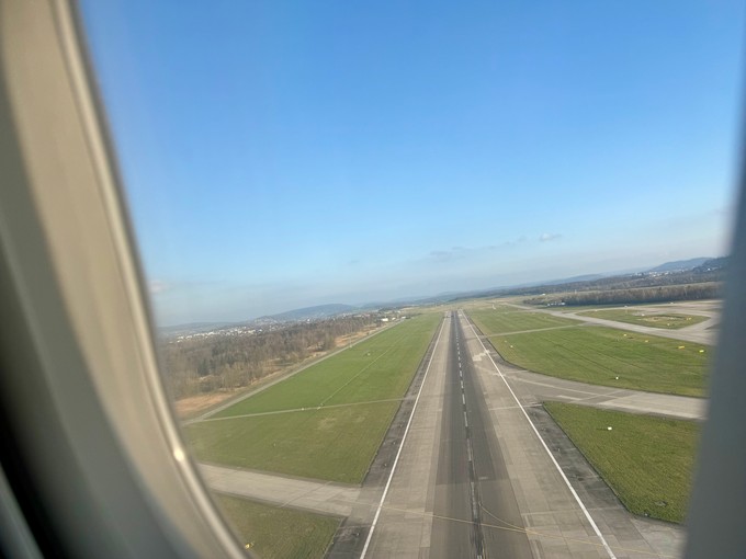 Blick aus dem Flugzeug auf Piste 16/34: Der Flughafen Zürich setzt sich kein Wachstumsziel.