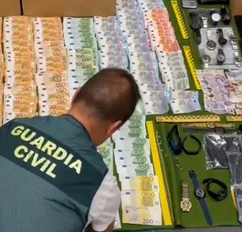 Ein Mitarbeiter der Guardia Civil vor der Diebesbeute: Der Schaden soll bei rund zwei Millionen Euro liegen.