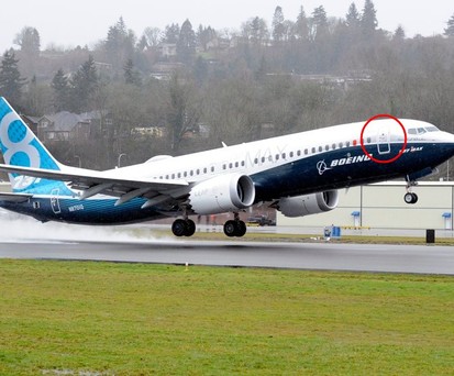 Boeing 737 Max 8: Markiert ist hier die vordere Servicetür (Forward Galley Door). 