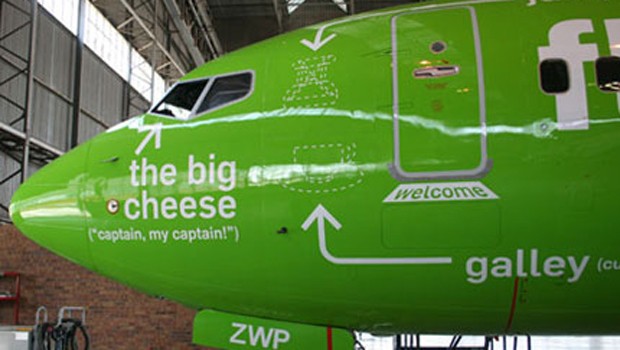 «Flying 101» - «Fliegen für Anfänger» heißt das Design dieses Kulula-Jets. Haarklein wird außen beschrieben, was sich drinnen befindet.