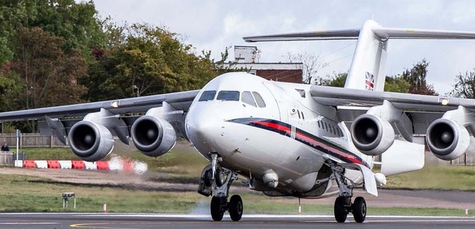 Ähnliche Farben besitzen bereits die BAE 146 der Royal Air Force, die auf kürzeren Staatsflügen eingesetzt werden.