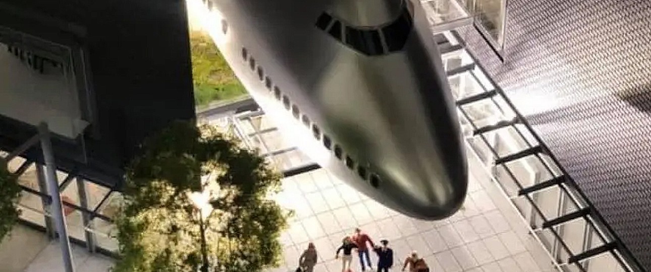 Der Rumpf der ehemaligen United-Boeing-747 wird über den Köpfen der Passanten hängen.