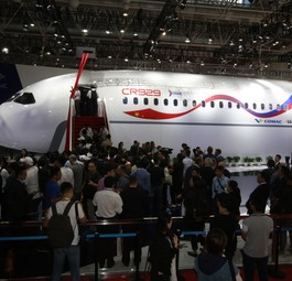 Auf der Langstrecke will sich Russland stattdessen auf den Bau der CR929 konzentrieren. Die Produktion des Fliegers, der in Kooperation mit China entsteht, soll noch im laufenden Jahr starten. Das Basismodell CR929-600 wird Platz für 280 Passagiere haben und über eine Reichweite von 12.000 Kilometern verfügen. Eines Tages soll das Flugzeug vom Triebwerk PD-35 angetrieben werden.