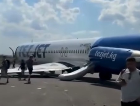 Das Flugzeug von Tez Jet liegt nach dem Fahrwerksbruch auf der linken Seite: Der Flughafen war mehrere Stunden gesperrt.