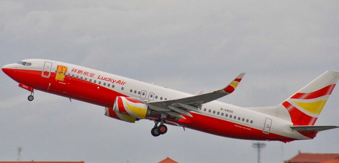Flieger der chinesischen Billigfluglinie Lucky Air. Fällt Ihnen am Leitwerk etwas auf?