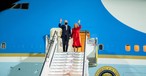 Joe Biden mit seiner Frau vor der Air Force One: Das Hellblau dürfte bestehen bleiben.