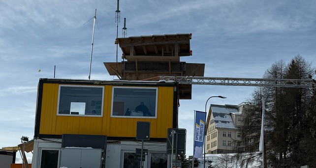 Temporärer Tower in Davos: Außen schlicht, innen hoch spezialisiert.
