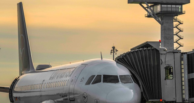 Airbus A319 von Lufthansa am BER: Die Airline fliegt von Frankfurt weniger nach Berlin.