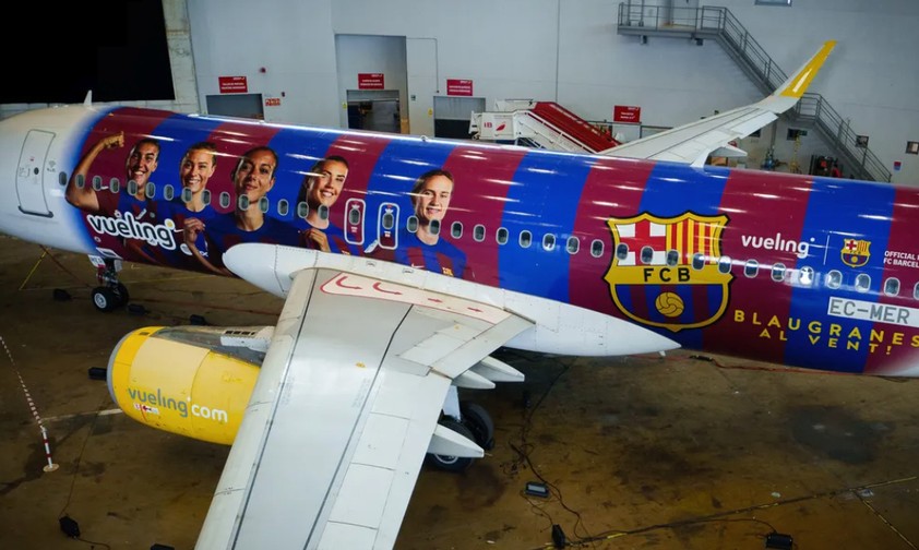 Der Airbus A320 von Vueling: Bis Mitte Juni fliegt der Airbus mit Bildern von Spielerinnen des FV Barcelona durch Europa.