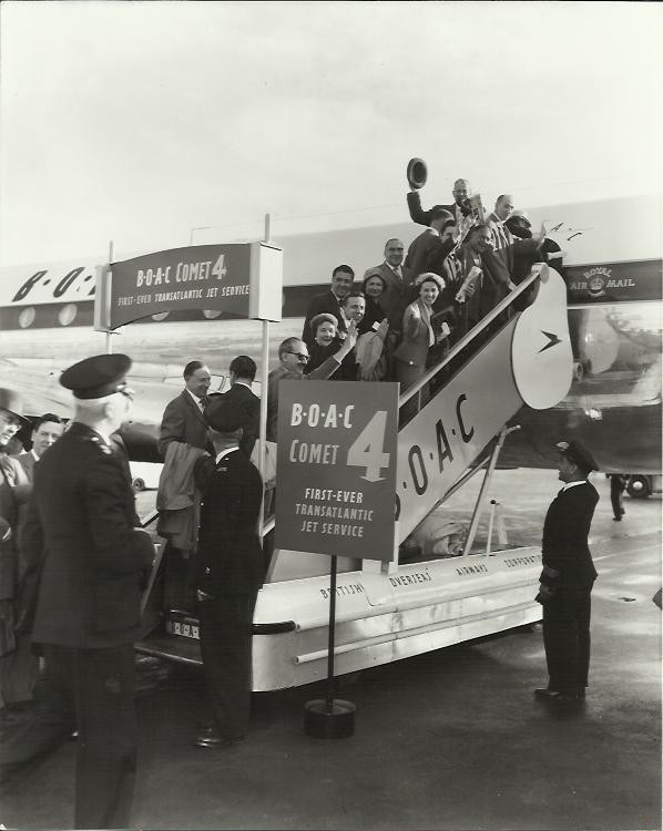 Passagiere steigen am 4. Oktober 1958 in die De Havilland Comet 4.
