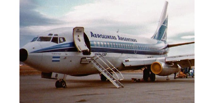 In diesem Jahrzehnt betrieb die Airline noch die Vorgängerversion Boeing 737-200, wie auf diesem Bild zu sehen.