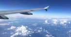 flug flugzeug fenster berge ueberflug 01
