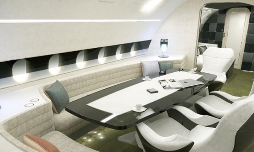 Für viele Reisende in Privatjets von zentraler Wichtigkeit: Der Arbeitsbereich. Dabei wurden gewichtssparende Kohlefasern in Tischen und Schränken verwendet.