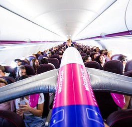 Reisende in einem Flieger von Wizz Air: Wiener Basis schrumpft nicht.