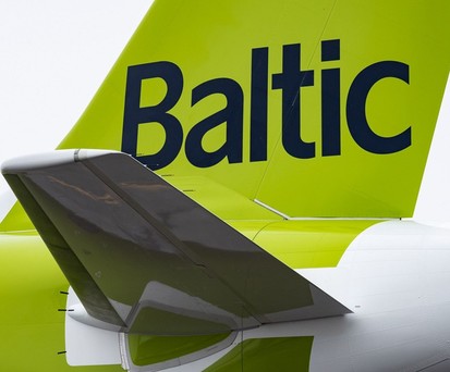 Leitwerk eines Airbus A220 von Air Baltic: Die Fluggesellschaft muss sparen.