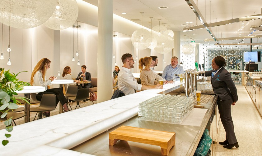 Die überarbeitete Crown Lounge 52: Im Bereich City gibt es Essen und Getränke.