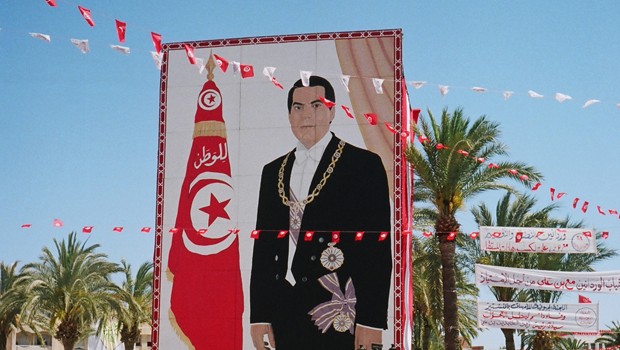 Porträt des gestürzten Diktators Ben Ali: Fiktive Anstellungsverhältnisse.