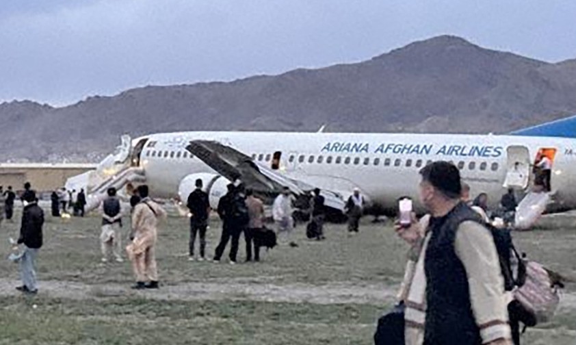 Die Boeing 737 von Ariana Afghan Airlines nach dem sie zum Stoppen kam: Keine Verletzten.