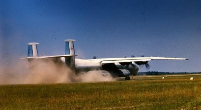 Eine Antonov An-22 landet in einem Feld: Ein Wunderwerk.