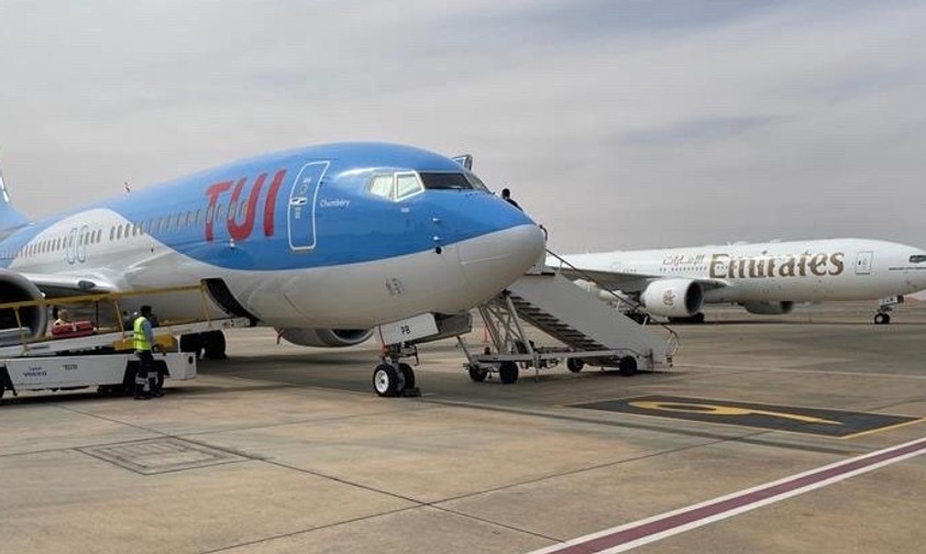 Boeing 737 Max 8 von Tui Airways: Der Reiseveranstalter fliegt Kundinnen und Kunden über den Flughafen Al-Ain aus.