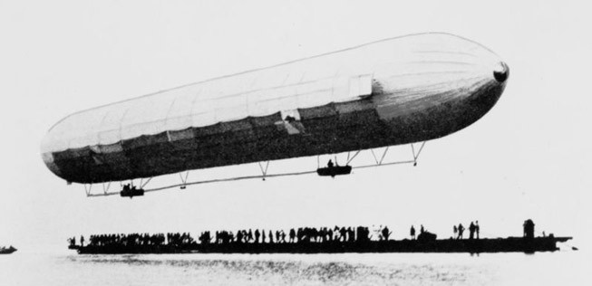 Erstflug am 2. Juli 1900: LZ1 startete von einem Ponton auf dem Bodensee und flog 18 Minuten.