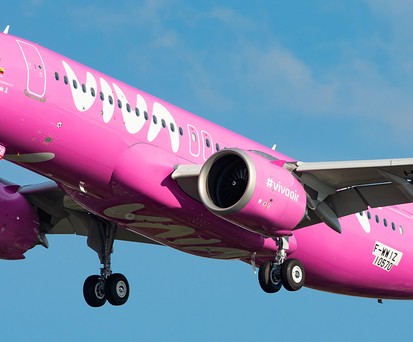 Airbus A320 Neo von Viva Air Colombia: Werbung für Bewusstsein für Brustkrebs.