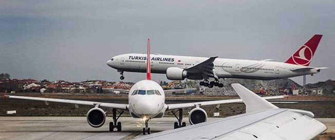 Flieger von Turkish Airlines in Istanbul: Gülen-Anhänger wurden aus dem Personal entfernt.