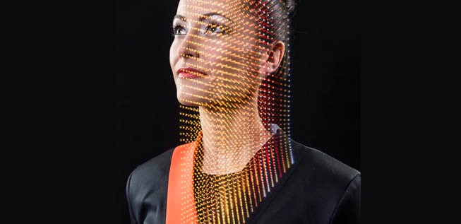 LEDs an den Schultern und leuchtendende Säume bieten in Notfällen zusätzliche Beleuchtung– das kann gerade bei Rauchentwicklung entscheidend sein.