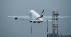 Airbus A380 von Emirates in Hamburg-Finkenwerder.