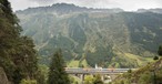 Zug in den Schweizer Alpen: Swiss und die Schweizerischen Bundesbahnen kooperieren.