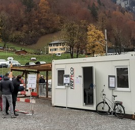 Das Check-in auf dem Parkplatz der Standseilbahn.