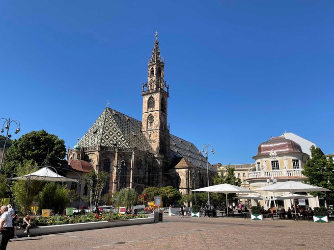 Der Dom von Bozen am Walther-Platz.