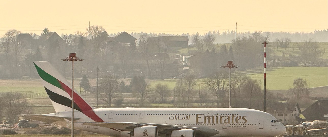 Zu Beginn des Iran-Kriegs in Zürich geparkter Airbus A380 von Emirates: Die Golfairline sieht beste Buchungszahlen.
