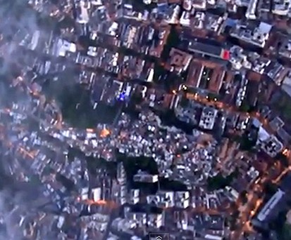 Hier fliegt der Sportler mit seinem mit Wingsuit: Spektakulärer Sprung.