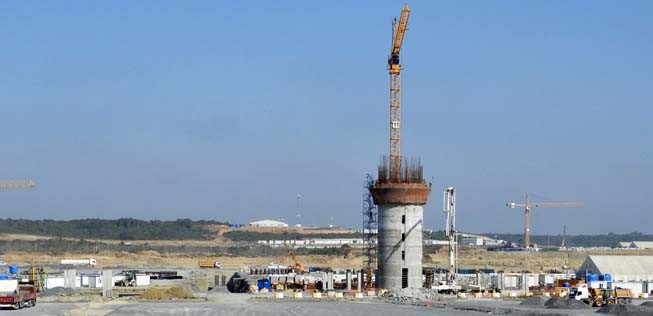 Neben dem großen Kontrollturm gibt es auf dem riesigen Gelände drei kleinere Türme zur Kontrolle der Bewegungen.