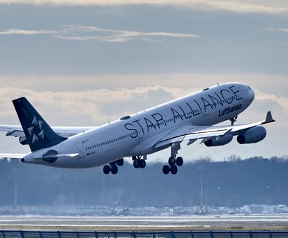 Lufthansa-Jet in Star-Alliance-Bemalung: Abflug.
