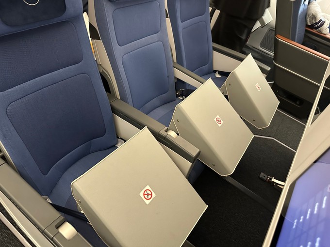 Die erste Reihe der Economy ist noch gesperrt. 