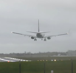 Eines der spektakulärsten  Manöver war der Touch-and-go einer Boeing 777 von British Airways in London Heathrow.