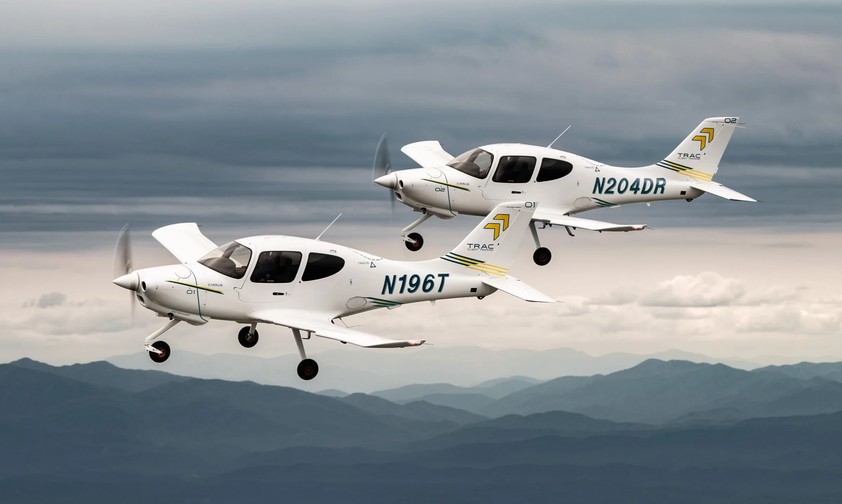 Zwei Cirrus Trac10 in der Luft: Das neue Trainingsflugzeug soll ab 2027 ausgeliefert werden.