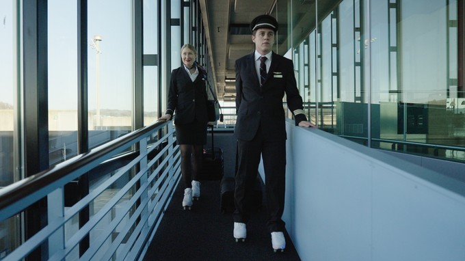 Swiss: Die Lufthansa-Tochter gab bekannt, den «Crew Shoe» einzuführen. Er könne sowohl als normaler Schuh getragen als auch bei Bedarf mit einem Klick auf Rollen umgestellt werden. Dies ermöglicht es dem fliegenden Personal, die Wege innerhalb des Flughafens schneller zu bewältigen. Sie sparten so bis zu 60 Minuten Wegzeit am Tag.
