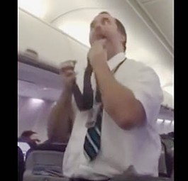 Dieser Flugbegleiter hat die ganze Aufmerksamkeit