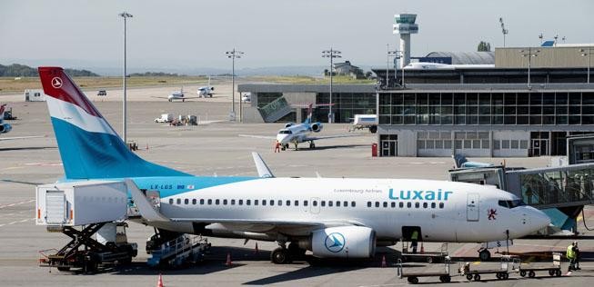 Boeing 737 von Luxair am Flughafen Luxemburg: Die Heimairline kann noch zwei Monate länger ohne Konkurrenz durch Ryanair operieren.