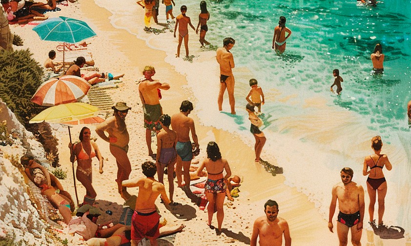 Touristinnen und Touristen an einem europäischen Strand: Sorgen für einen Sommerboom bei Flugreisen.
