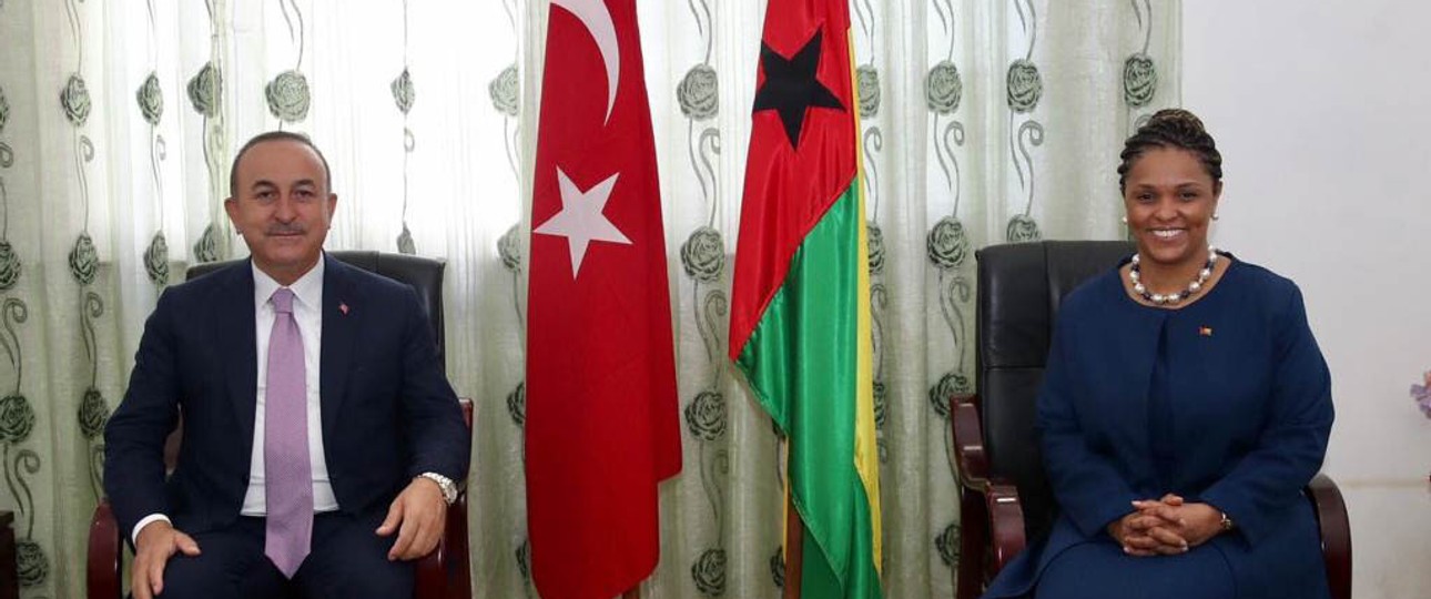 Türkischer Außenminister Çavusoglu und Amtskollegin Barbosa aus Guinea-Bissau: Das Kooperationsabkommen sieht auch Bau eines Flughafens vor.