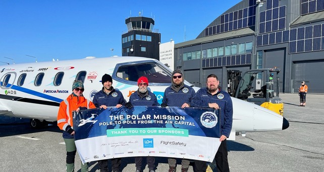 Das Team der Classic Lear Jet Foundation vor ihrem Fluzgzeug: In fünf Tagen sind die Piloten um beide Pile geflogen.