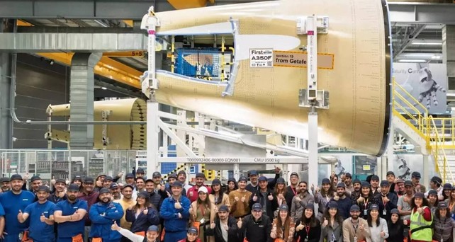 Mitarbeitende von Airbus vor Sektion 19: Das erste Teilstück ist nach Hamburg geliefert worden.