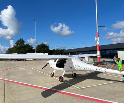 Pilot Hendrik Heerschap schiebt die Pipistrel Velis Electro in Position.