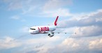 Auf der Heckflosse ist ein großes L zu sehen. Die Winglets werden rot.