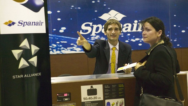 Spanair-Mitarbeiter an einem Schalter: Tausende gestrandete Passagiere.